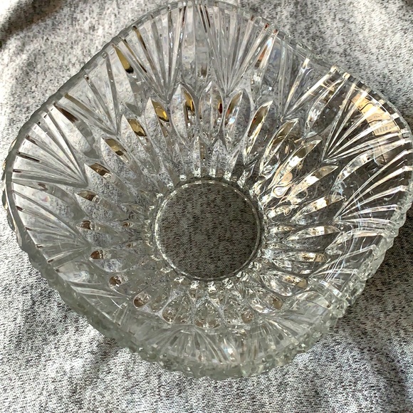 Crystal Bowl Elegantly Handcrafted with Intricacy. - Picture 3 of 9